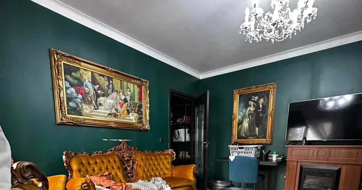 Séjour d’un appartement en hyper-centre de Iași : volume de la pièce, hauteur sous plafond et parquet.